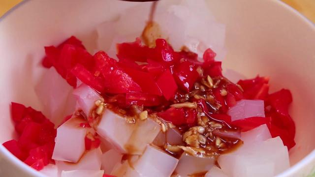 拌凉粉怎么配料才好吃，怎样拌凉粉好吃又简单（凉拌凉粉这样做太好吃）