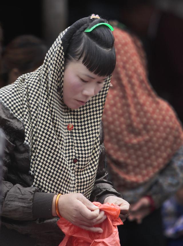 惠安女服饰,惠安女服饰即兴讲解两分钟(福建泉州惠安女)_犇涌向乾