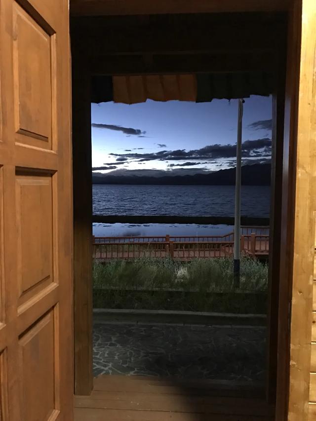 西藏厕所被狼咬死的两人，青藏线被狼吃事件（好多问新藏线住宿）