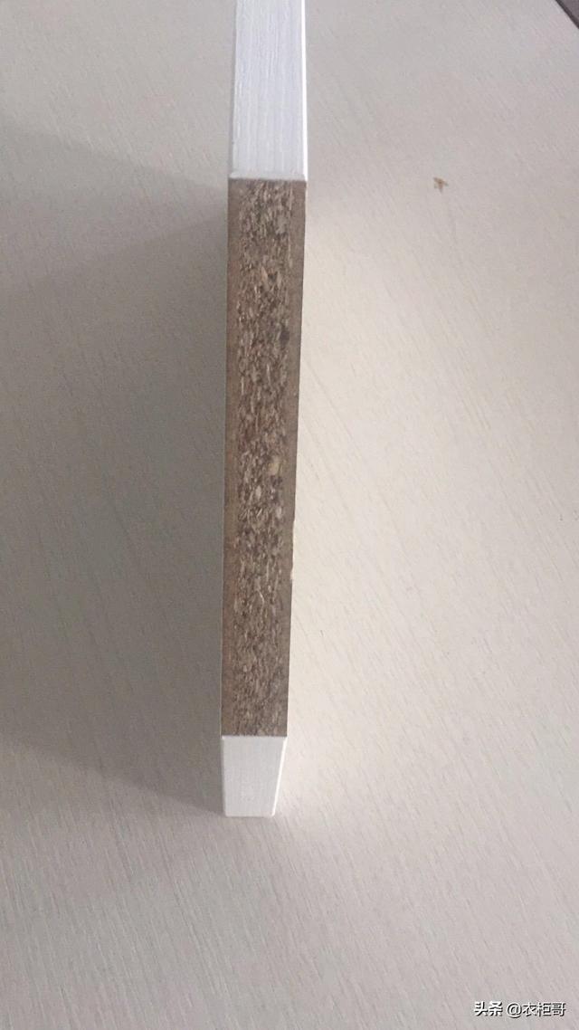 实木颗粒板特点有哪些，实木颗粒板特点有哪些呢（实木颗粒免漆板的优缺点）