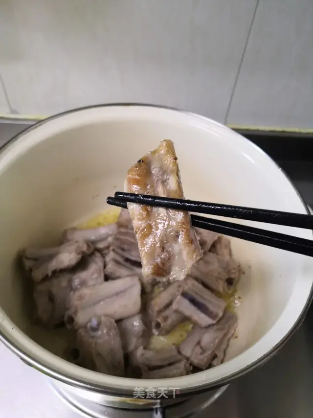 酸菜排骨炖粉条，酸菜排骨炖粉条的做法（口感酸爽很是下饭）