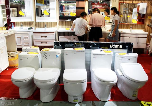 马桶的尺寸一般是多少，卫生间马桶尺寸一般是多少（买500元的就够用）