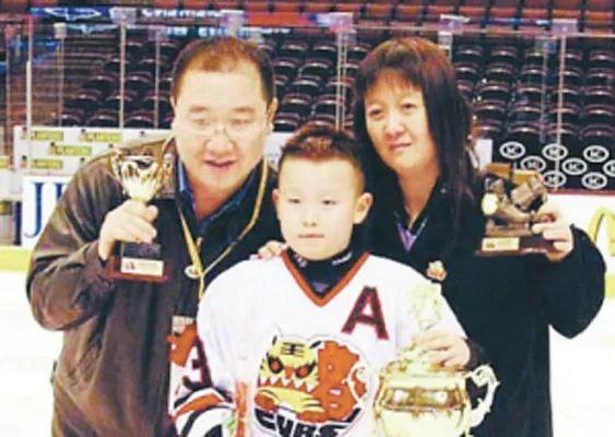 与宋丹丹离婚后，英达14年来对巴图不闻不问，是“渣”还是通透？