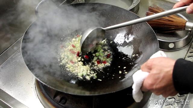 炒茄子怎么做好吃又简单又好吃，如何做简单又好吃的炒茄子（一个妙招轻松炒出好茄子）