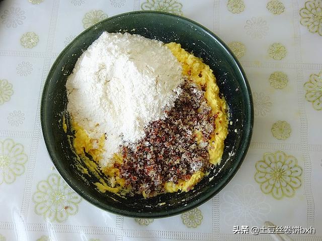 豆饼怎么做好吃，红豆饼的简单好吃做法（这个豆饼料太足）