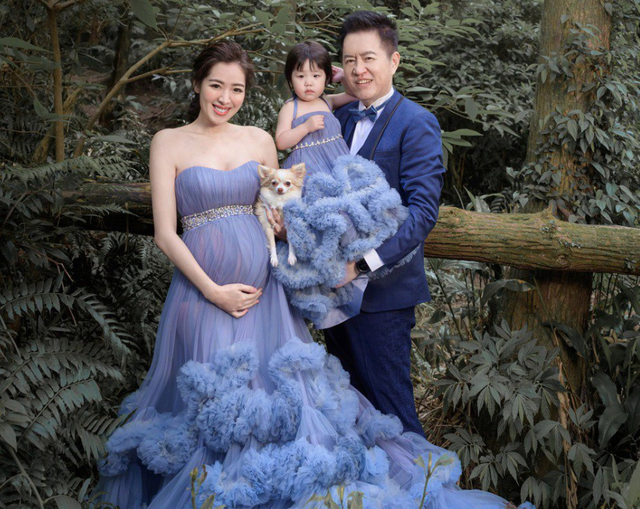 刘伊心身高体重，郑家纯的介绍（与60岁富豪老公拍写真）
