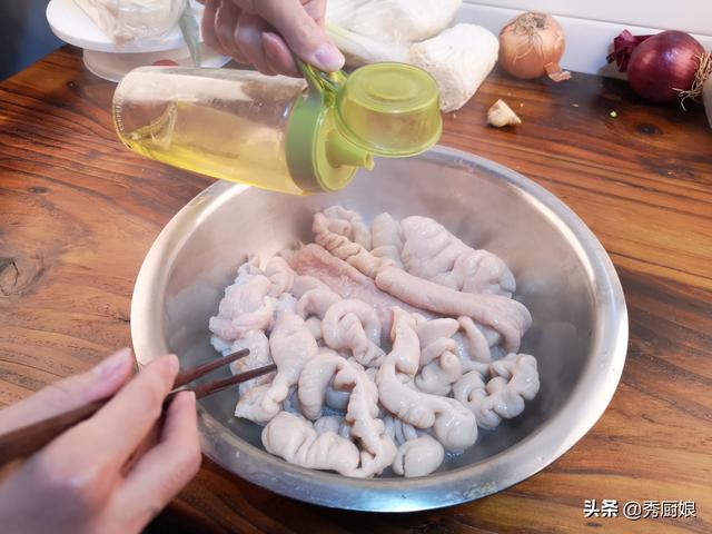 猪大肠怎么洗才干净，如何清洗肥肠（清洗猪大肠时，加醋加碱都不对）