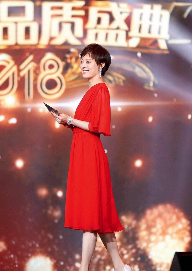 穿旗袍配什么发型，旗袍发饰造型（穿绿色旗袍配复古发型好有韵味）