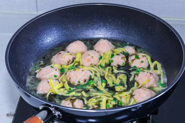 宝宝辅食虾丸子汤做法，不吃肉也要吃这丸子汤