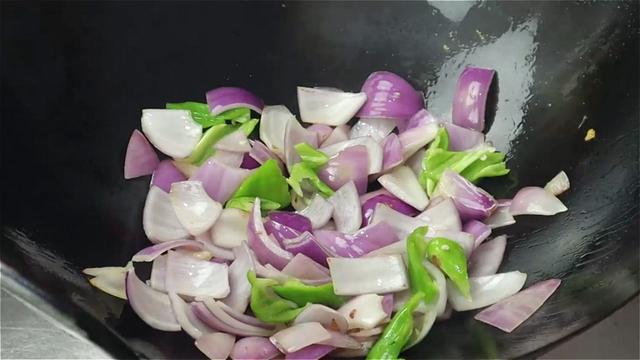 洋葱鸡蛋怎么炒，洋葱鸡蛋怎么炒好吃（洋葱炒蛋下锅顺序很重要）