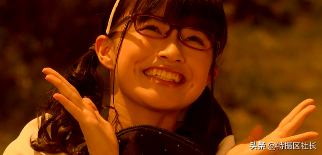 格丽乔被赛罗亲了一口图片，小时候的泰罗奥特曼（盘点赛罗的狂热女粉）