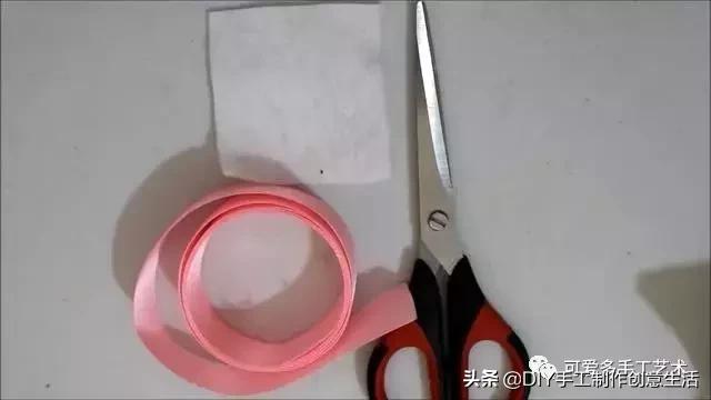 彩带的折法，彩带的折法大全 风铃花（一根丝带就卷出一朵螺旋形状的玫瑰）