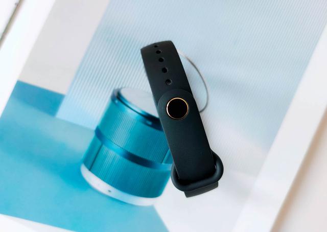 小米手环充电需要大力扣吗，小米手环使用前要不要充满电（干掉按键+血氧检测+心率监测）