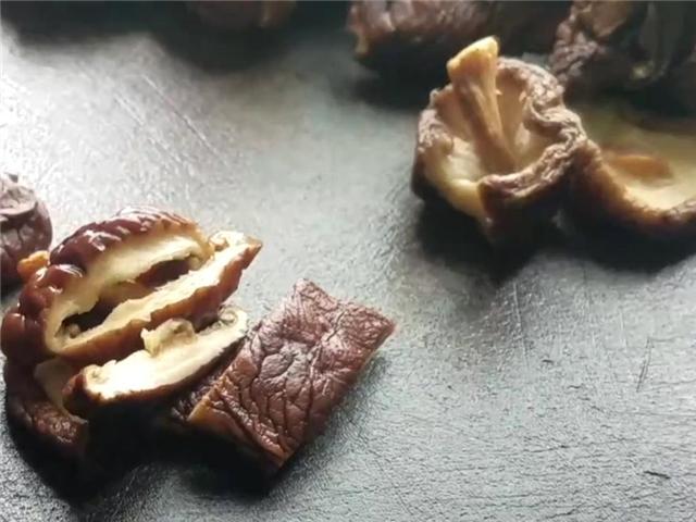 小鸡炖香菇怎么做呀，小鸡炖香菇怎么做好吃窍门（香气扑鼻的香菇炖鸡）