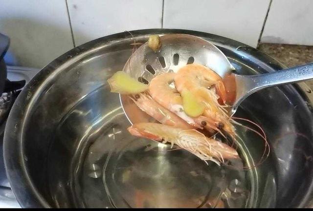 柠檬虾的做法，柠檬虾仁的家常做法大全（夏天就该吃它）