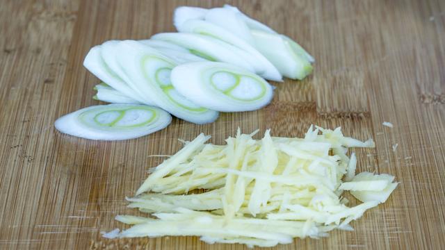 怎么炸鸡腿好吃又简单，怎么炸鸡腿肉又酥又脆（教你在家简单炸鸡腿）