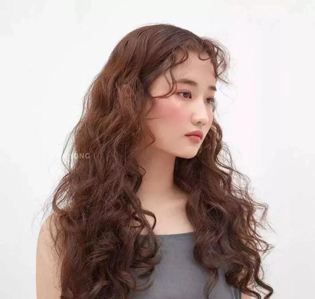 日常烫刘海教程，烫刘海怎么打理（试试最火的“刘海烫”吧）