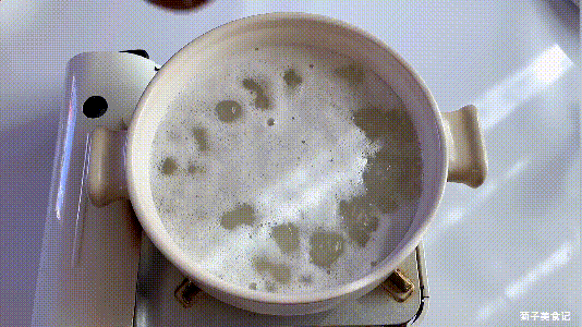 皮蛋粥怎么做最好吃，皮蛋瘦肉粥是怎么做的（教你煮皮蛋瘦肉粥）