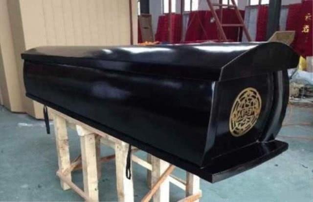 棺材颜色有什么讲究,棺材颜色有什么讲究没(死人下葬为什么还要用红色