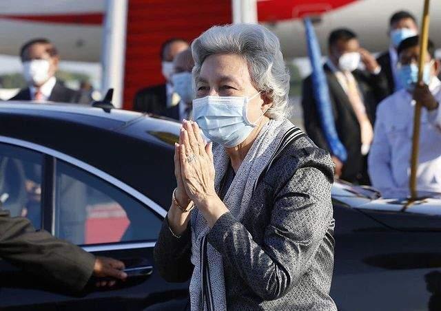 莫尼列太后是什么样的人，84岁柬埔寨太后一身白衣参加葬礼