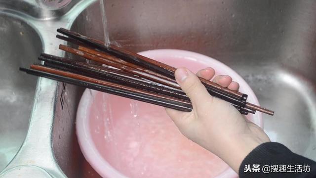 筷子发霉怎么弄干净，筷子发霉了怎么去除（多脏的筷子洗完就跟新的一样干净）