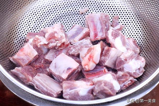 猪排骨怎样做好吃，排骨的正确做法最简单的（香到骨头里）