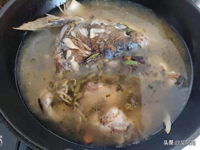 熬鱼汤怎么做，熬鱼汤怎么做好喝又有营养（大厨教你做鱼汤的正宗做法）