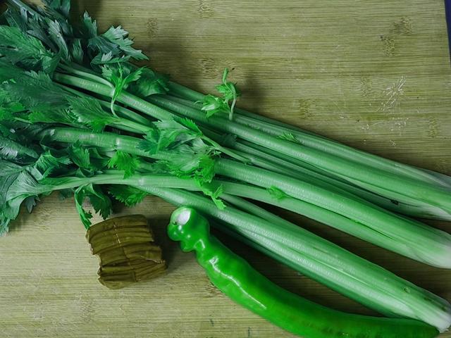 西芹培根炒豆干怎么做，西芹培根炒豆干怎么做好吃（西芹炒豆干家常做法）