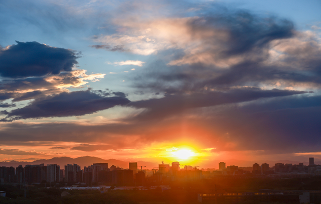 傍晚的彩霞。/，傍晚的彩霞叫什么（油画一般的晚霞又上线啦图片）