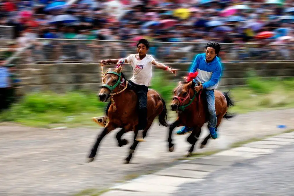 彝族风俗节庆，彝族的传统节日和风俗（薪火相传——彝族火把节）