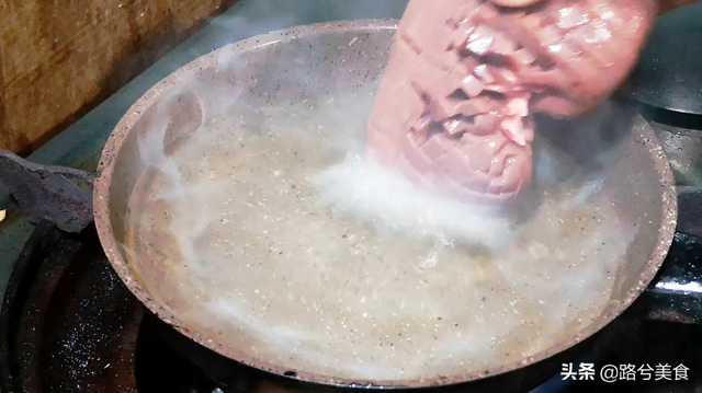 女生的腰子能卖多少钱，男朋友的腰子值多少钱（老婆把猪腰子扔进滚烫的热油里）