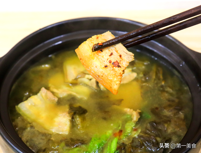 酸菜肉片的做法，水煮酸菜肉片的做法（酸菜炖肉直接下锅绝对又腥又苦）