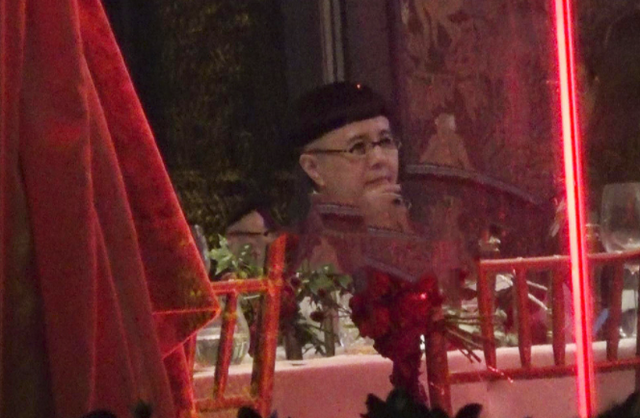 54岁金龟子刘纯燕暴瘦，路边热舞给阿尔法新歌打榜，锥子脸认不出
