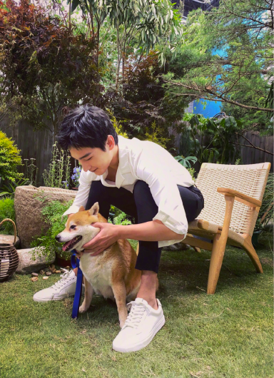 蒙奇奇项链真假如何鉴别，蒙奇奇项链正版多少钱一个（穿睡衣风衬衫矜贵成公子哥）