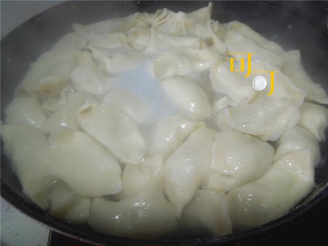 白菜芹菜猪肉饺子怎么做才好吃，我家的白菜芹菜猪肉饺子特别香