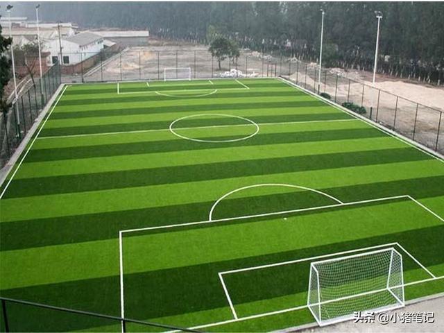 足球场中间为什么会有一个圆，足球场中间那个圆叫什么（各类人造草坪足球场的标准尺寸是多少）