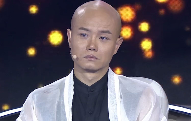 乐嘉回应强吻谢娜事件，他感情坎坷，一共有三段婚姻，三个孩子