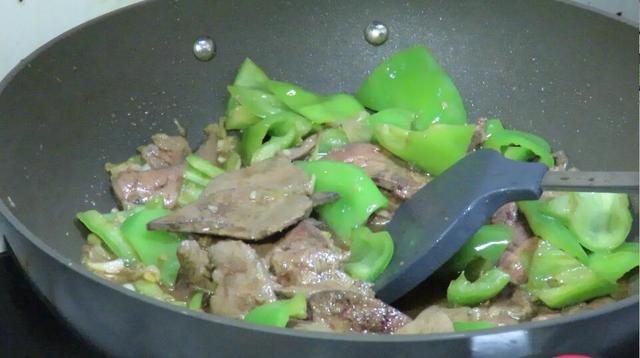 辣椒炒猪肝怎么炒好吃，猪肝炒辣椒怎样炒（直接下锅炒就大错特错了）
