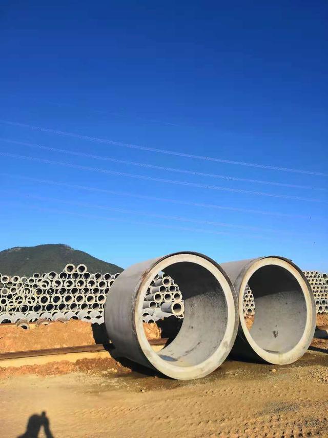 水泥管设备厂家哪家好，水泥管设备厂家（昭通宏鼎管道公司专业生产各种类型水泥管、顶管）