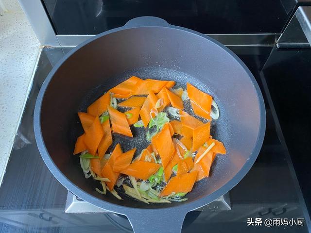 小白嘴山药怎么吃，小白嘴山药怎么吃最好（冬季家常养生菜小炒山药片）