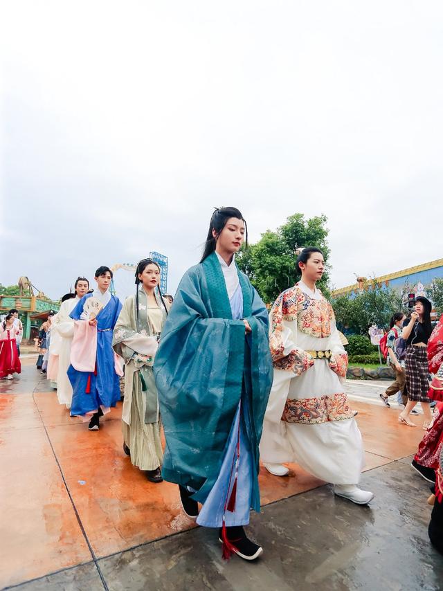 齐胸汉服穿法步骤图解，汉服的穿法图解 女士 齐胸（汉服正确的基础穿搭是什么）