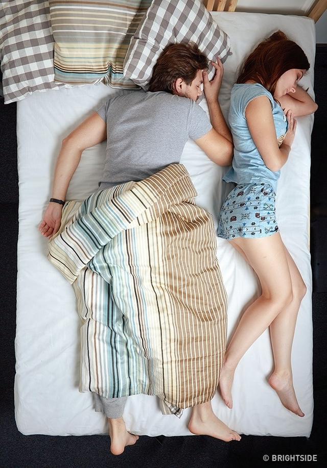 情侣间的十种睡姿，情侣最舒适的睡姿（你注意过自己和另一半的睡姿吗）