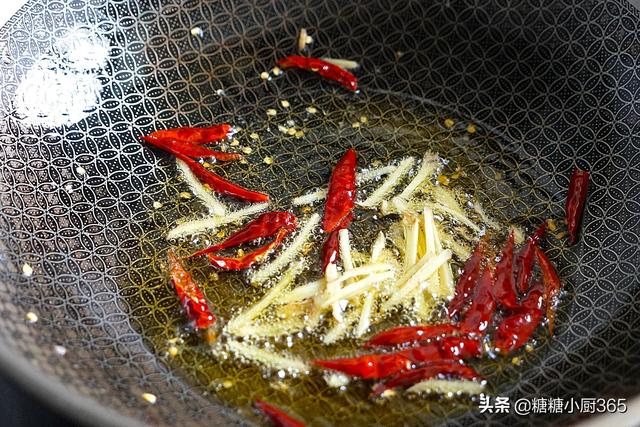 隔山肉焖毛豆的做法，毛豆排骨焖饭（这菜再贵也要常给孩子吃）