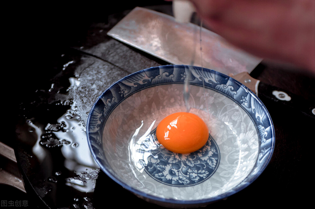 煎荷包蛋的做法，香煎荷包蛋的做法（鸡蛋又圆又嫩不粘锅）