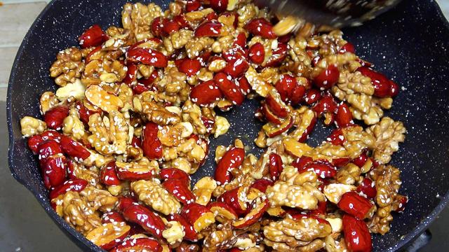 核桃糖怎么做，核桃糖怎么做好吃又酥脆（大厨教你在家做红枣核桃芝麻糖）