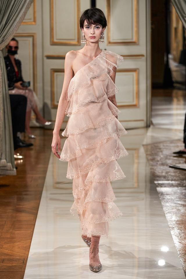 阿玛尼衣服什么档次，阿玛尼服饰什么档次（Privé2021秋季高定女装）