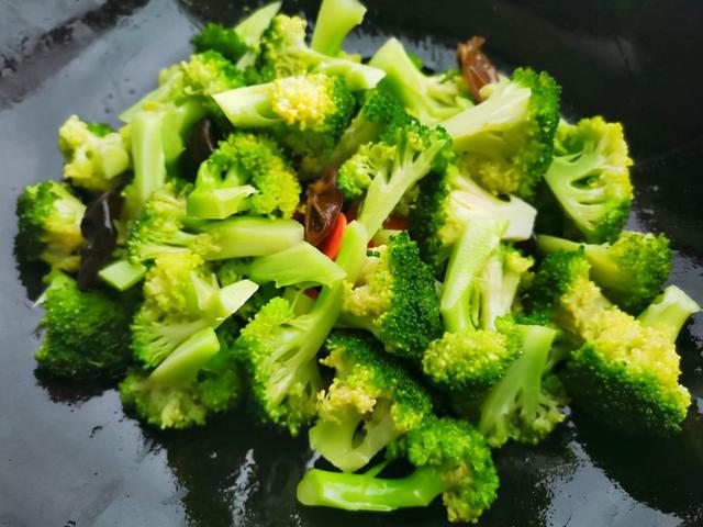 西兰花怎么炒，西兰花怎么炒好吃 家常（切记不要焯水和直接炒）