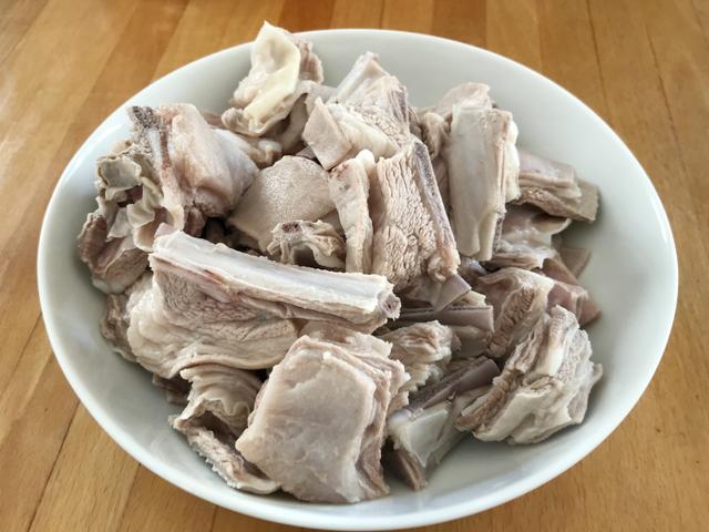 羊骨头炖多长时间，羊骨汤煮多长时间好（学会了年夜饭露一手）