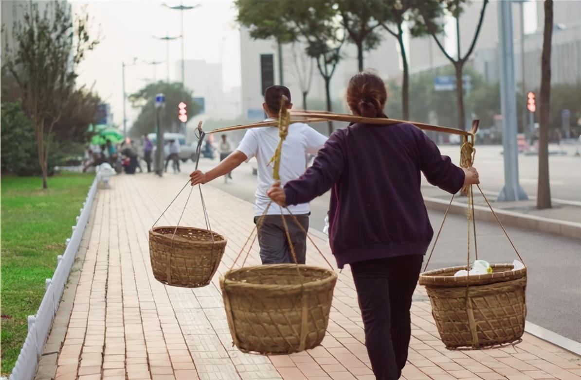 和用手提比起来,扁担实际上证明了古代劳动人们的一些发现能力和创新