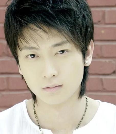 东来东往 - 没有眼泪的童话歌词是什么，东来东往别说我的眼泪你无所谓视频（消失的网络歌手——东来东往）